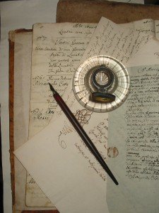 immagine di un calamaio e documenti antichi
