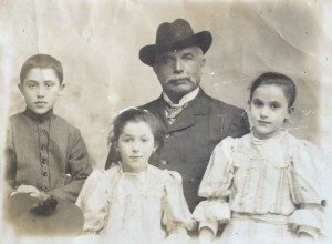 Il Maggior Cav. Angelo Cadei ritratto con i figli Giovanni (1896-1958) Giuseppina (1898-1968) e Maria (1900-1924). Circa anno 1906/07