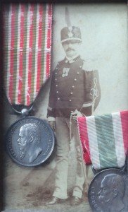 Il Maggior Cav. in divisa militare ritratto con le medaglie delle Guerre d'indipendenza poste a fianco, anni '80 dell'800.